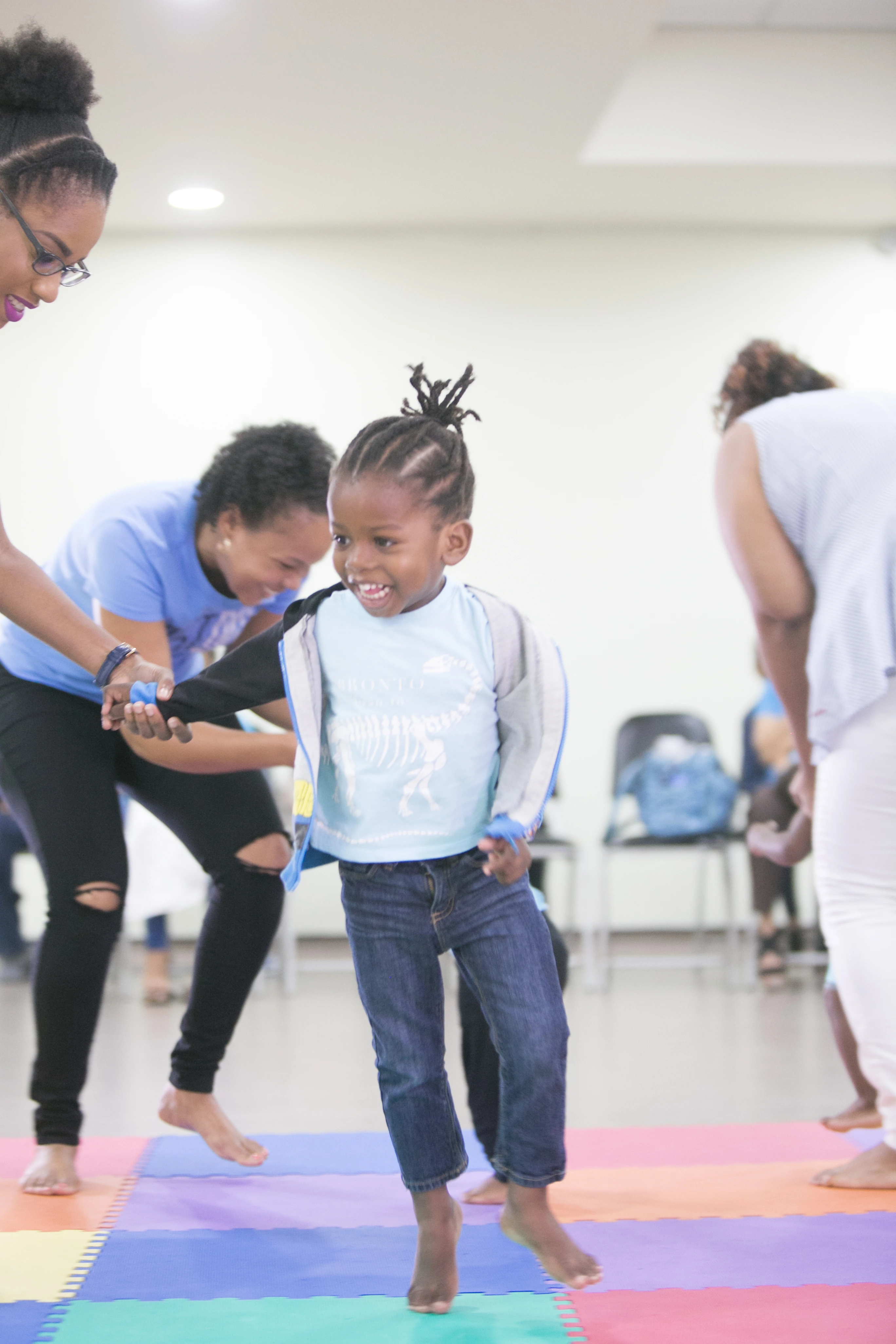 Toddler moving and participating with family in an Alabanza MusicVersity class