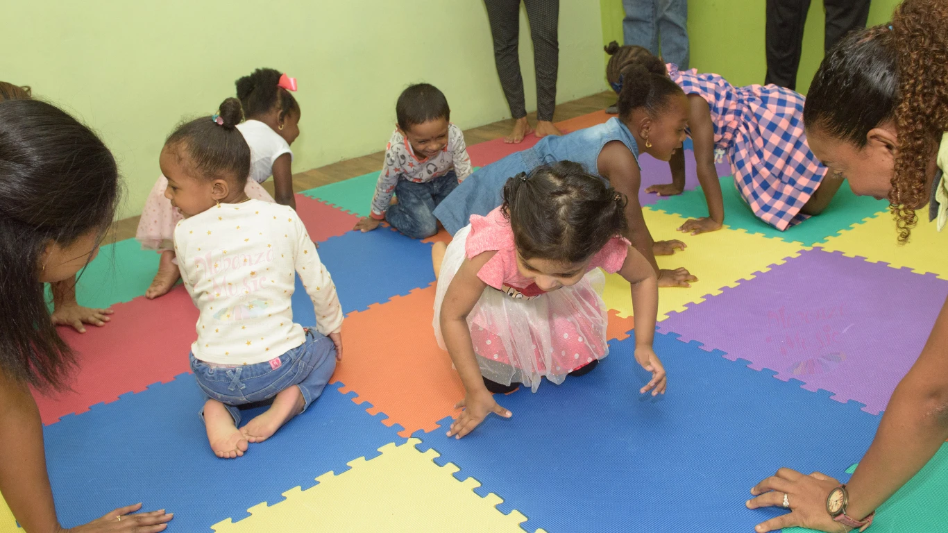 Active Allegros children moving together on the floor
