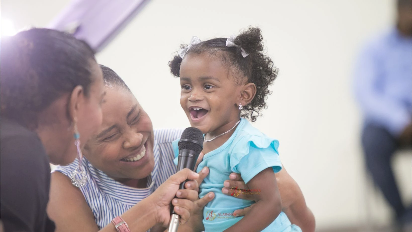 Baby and parent bonding through music at Alabanza