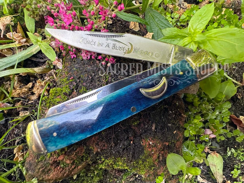 A dual-blade ritual knife with a blue horn handle is a 2-in-1 tool for the working witch. Featuring both a sharply pointed blade (spey) which is ideal for use as an athame and a more rounded blade (clip) perfect for use as a boline.
