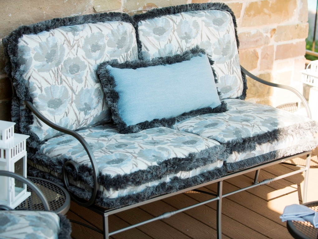Woodard Sheffield Loveseat - Thumbnail 3