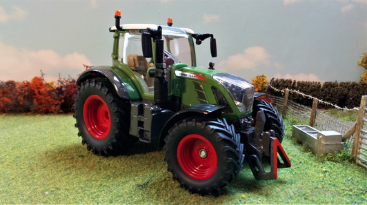 1:32 Fendt 724 Vario Tractor
