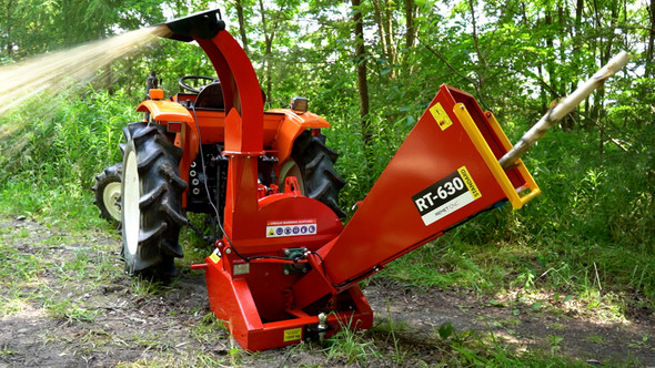 Remet RT-630 PTO Disc Chipper in operation viewed from the left rear