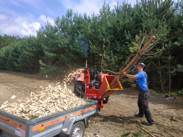 Remet RT-630 PTO Disc Chipper filling attached trailer