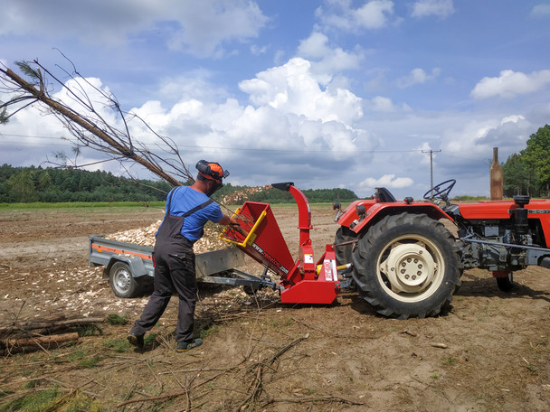 Remet RT-630 PTO Disc Chipper in operation viewed from the right side