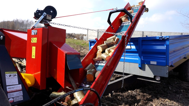 Remet RP150 Pro Series branch logger conveyor feeding wood into trailer