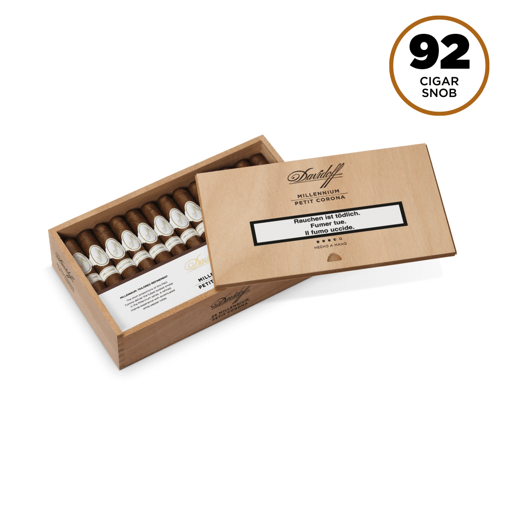 Offene Kiste mit Davidoff Millennium Petit Corona Zigarren