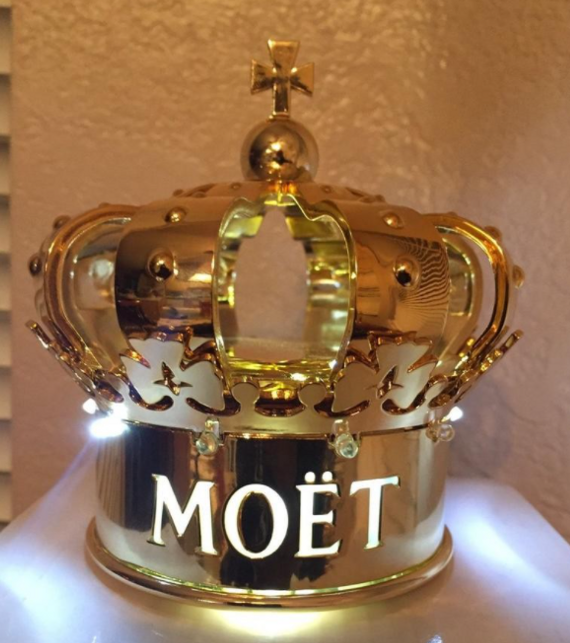 gold moet logo