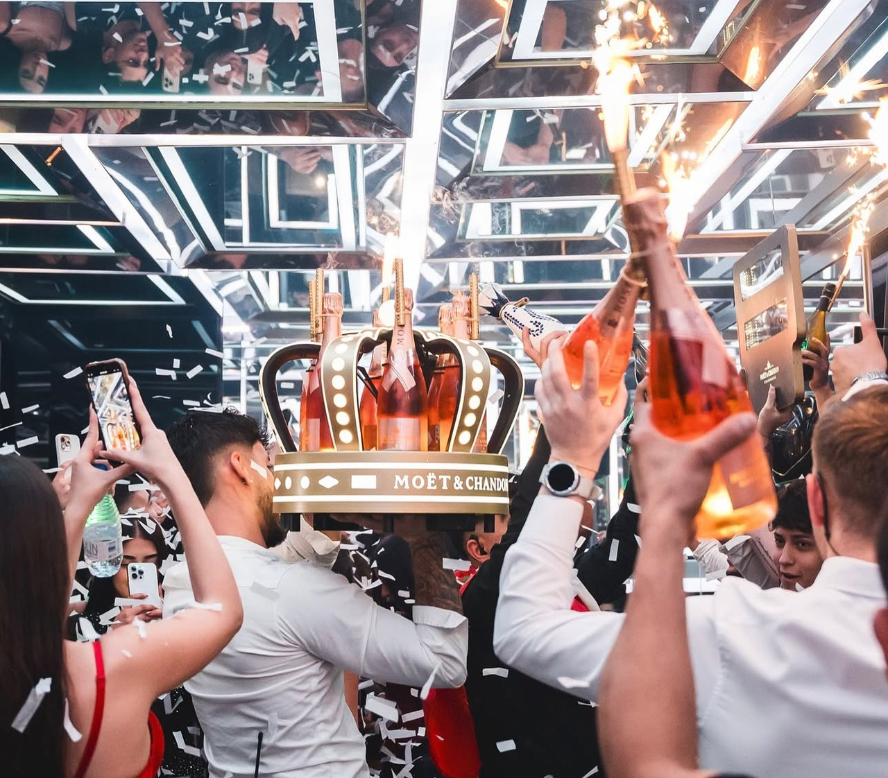 BOTTLE PRESENTER - MOËT CROWN