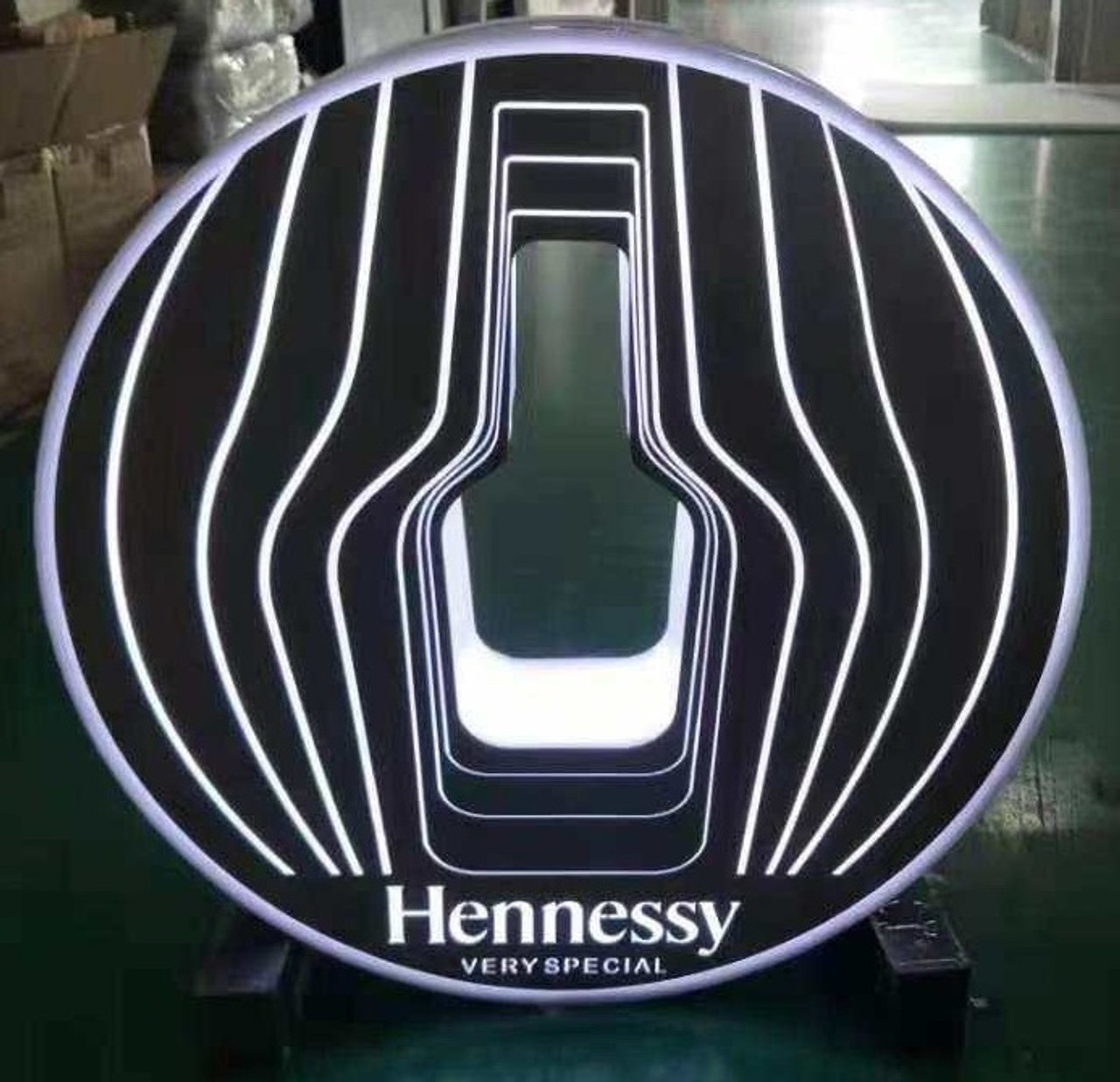 HENNESSY BOTTLE PRESENTER