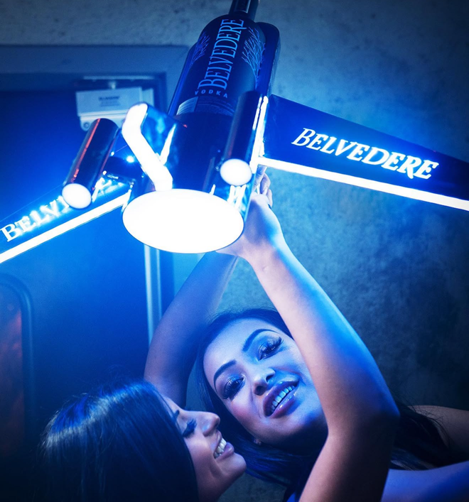 BELVEDERE VODKA BOTTLE PRESENTER PLANE