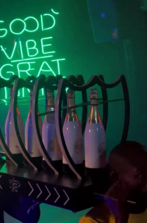 BOTTLE PRESENTER CHARIOT - 6 BOTTLE HOLDER