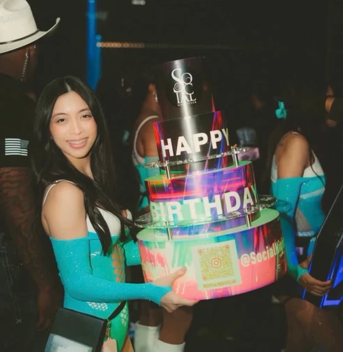 BOTTLE PRESENTER CAKES