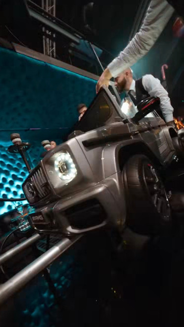 G WAGON CAR BOTTLE PRESENTER