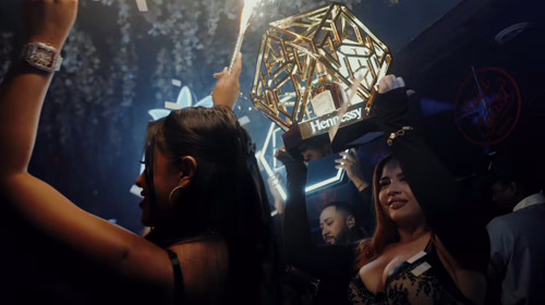 HENNESSY BOTTLE PRESENTER HENNESSY BOTTLE PRESENTER