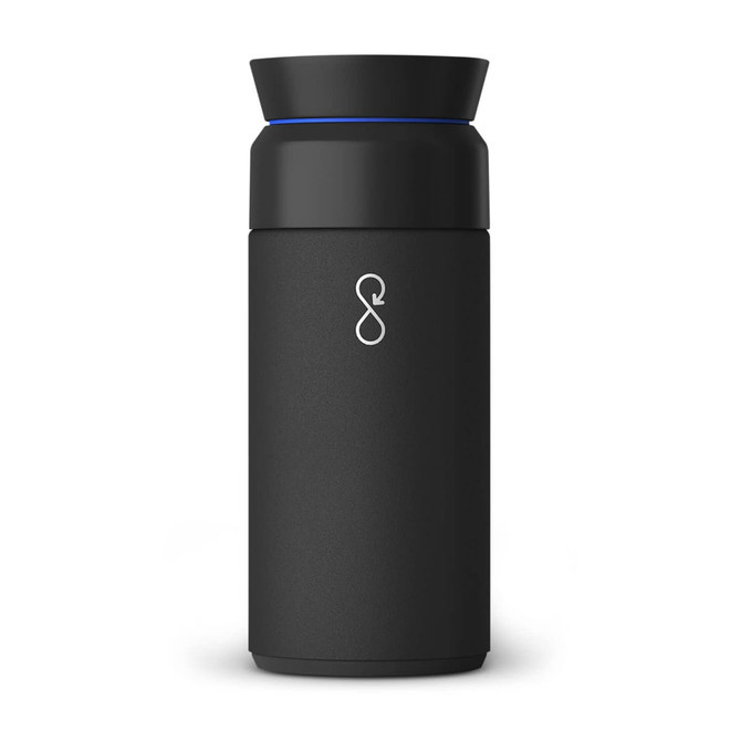 A drink bottle in matte black with a lid. It features a logo and a blue accent around the top.
