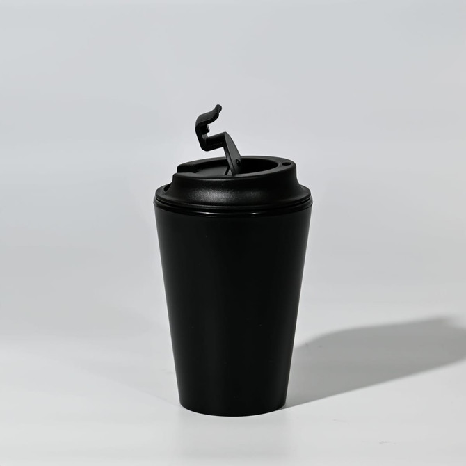 A black coffee mug made of recycled PP, featuring a lid with a spout and a handle. It also has a logo.