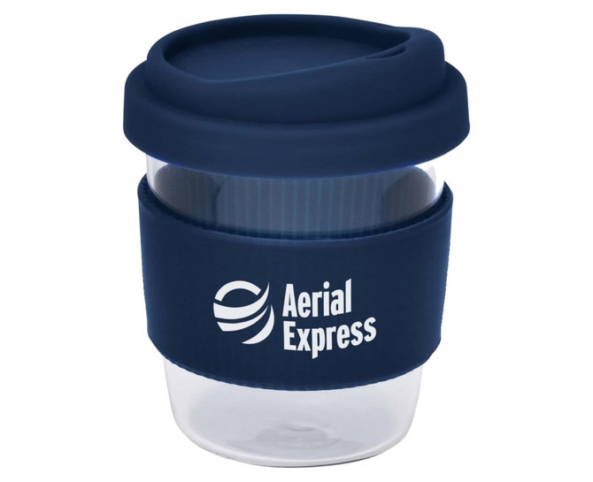 A drink bottle in navy blue with a silicone sleeve and a matching lid, featuring a logo. Capacity of 290ml.