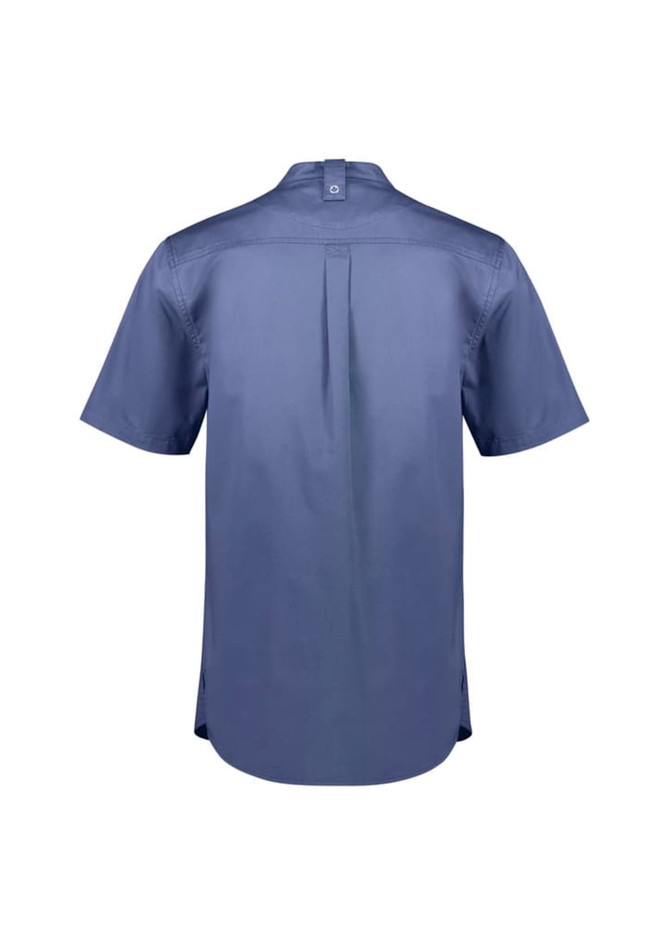 A short-sleeve chef shirt in navy blue with a back pleat and a logo on the neckline.
