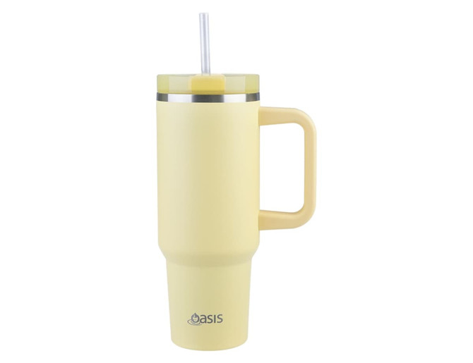 A drink bottle in soft yellow with a handle and straw, featuring a stainless steel band and a logo.