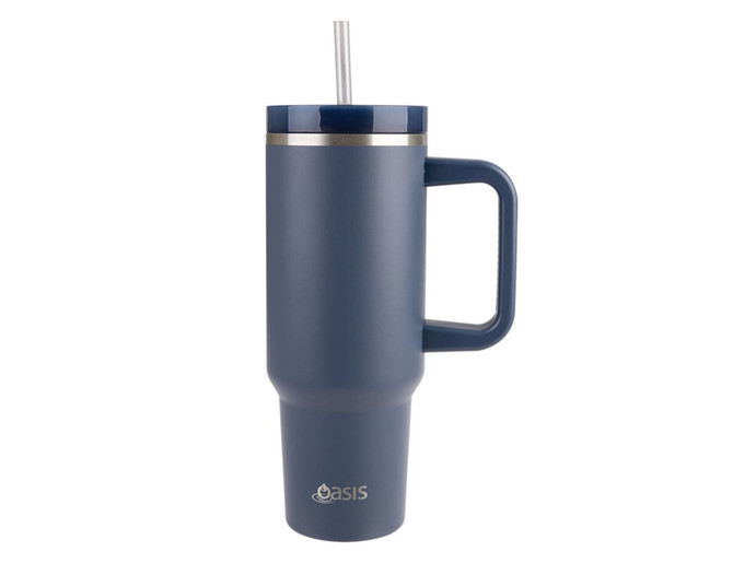 A drink bottle featuring a navy blue body, a handle, and a stainless steel straw, with a logo at the base.