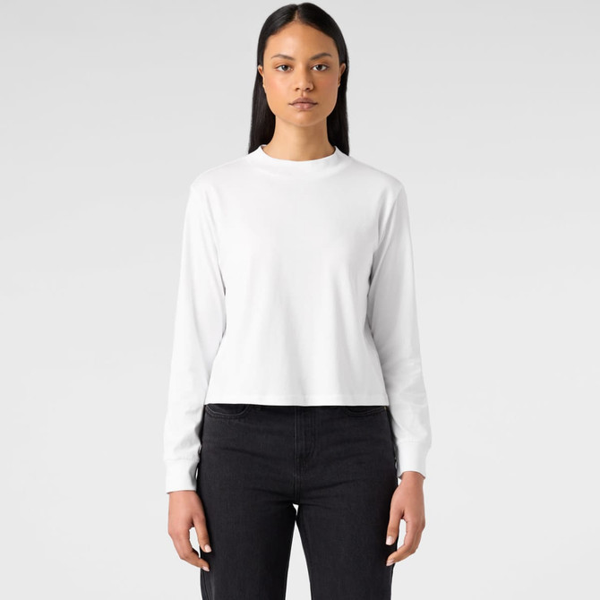 A white long-sleeve t-shirt with a round neck and minimalistic design. The model has straight black hair and is wearing dark jeans.