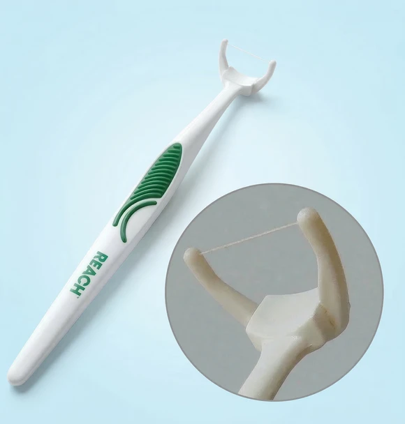 REACH Ultraclean Access Dentist Recommended Dental Flosser Starter Kit view of the while flosser handle and a zoomed view of the floss head