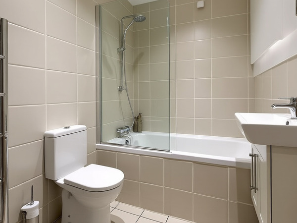 Modern bathroom without skirting boards