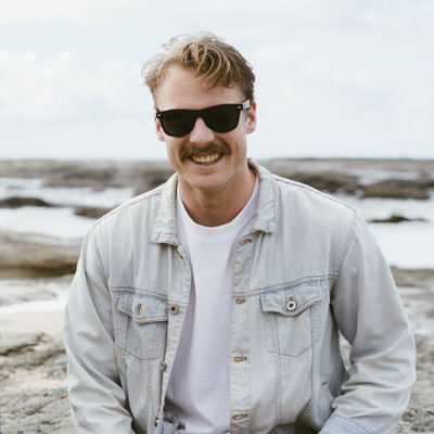 Balmoral is our Soek's well-loved signature unisex style.  This popular frame is fitted with UV400 polarised lenses and walnut wood arms and is designed to suit all face shapes and sizes.