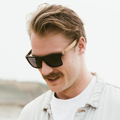 This classic men's style features a rectangle frame for an effortless masculine look.  The black non-slip frame is fitted with UV400 polarised lenses and finished with walnut wood arms.  Designed for many face shapes.