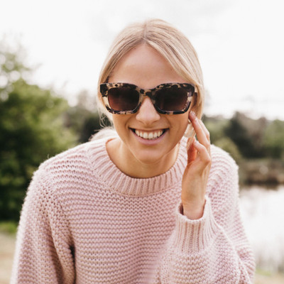 These popular 90s inspired sunglasses are a mid-sized style that will suit most face shapes and sizes. Our Zahra sunglasses are finished in a gorgeous opal tort and fitted with white maple wood arms.