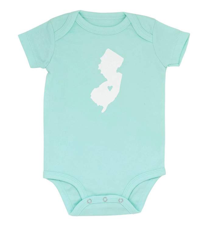 This short sleeve baby bodysuit features the state silhouette. 

Material: 100% Cotton

Size: 9-12 Months 