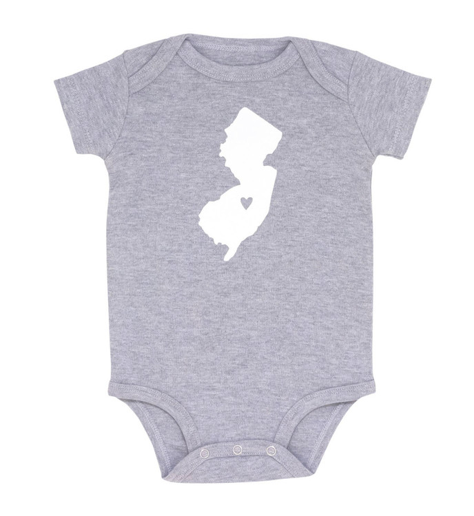 This short sleeve baby bodysuit features the state silhouette. 

Material: 100% Cotton

Size: 9-12 Months 