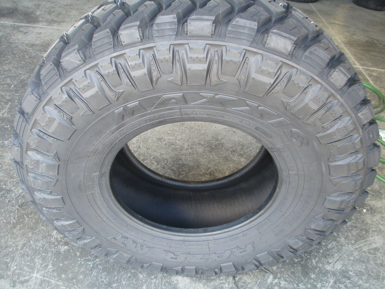 Maxxis | 40x13.50-17 | Razr MT | Tire | at Reno Off-Road