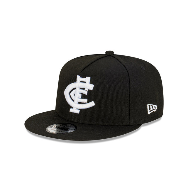 Three-quarter view of the Carlton New Era Classic Black 9Fifty cap.