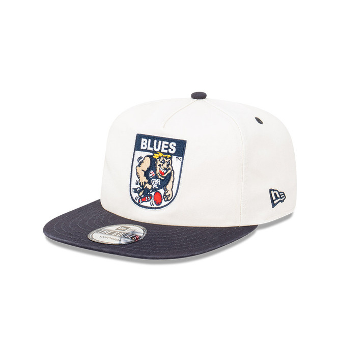 Three-quarter view of the Carlton New Era Mascot 2-Tone Golfer cap.