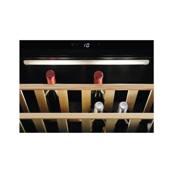 Electrolux KBW5X Vino Cantina da Incasso 18 bottiglie Capacita' 52 Litri Ventilazione interna Temperatura Regolabile da 5 a 20C Display LCD Touch Control Classe energetica F (A++) 45 cm Nero/Acciaio Inox