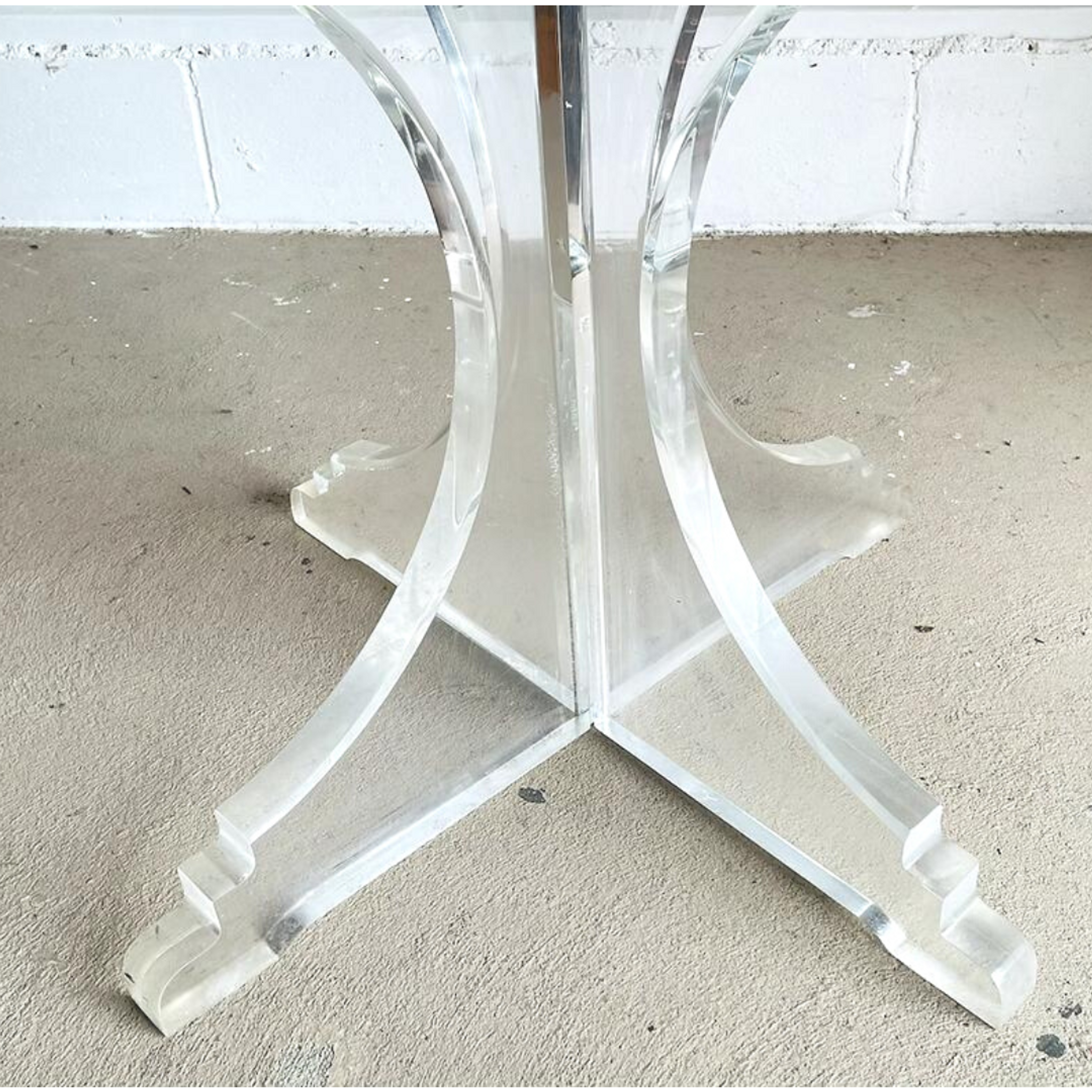 Scallop Pedestal Table