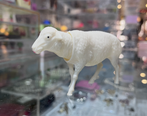 Breba Sheep Nodder white / Wackelfiguren studio brillantine toronto canada