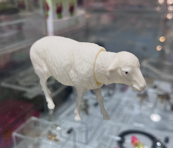 Breba Sheep Nodder white / Wackelfiguren studio brillantine toronto canada 2