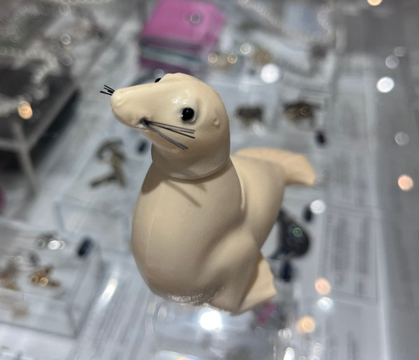 Breba Seal Nodder cream / Wackelfiguren studio brillantine toronto canada 3