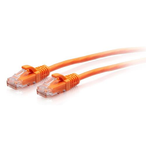 C2G Câble de raccordement Ethernet fin Cat6a non blindé (UTP) avec protection anti-accrochage de 7,6 m - Orange - 30180