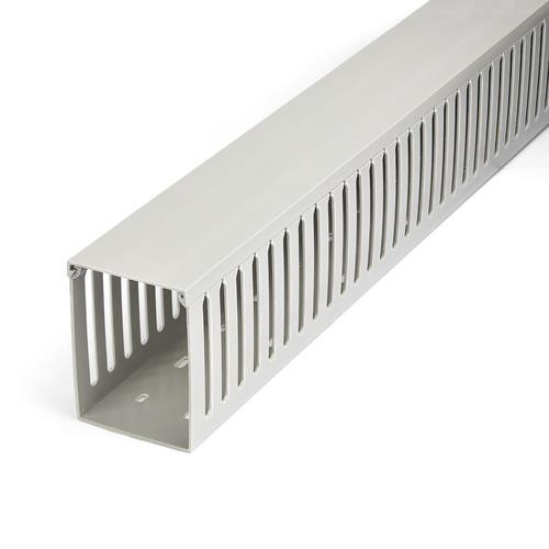 StarTech.com Chemin de Câbles PVC avec Couvercle - 75mm W x 100mm H - Longueur 2m - Slots Parallels 8mm, Goulotte Cache Câble Murale Câble Réseau PVC, max. 20 câbles, Homologué UL - CBMWD75100