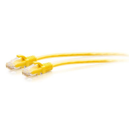 C2G Câble de raccordement Ethernet fin Cat6a non blindé (UTP) avec protection anti-accrochage de 0,9 m - Jaune - 30168