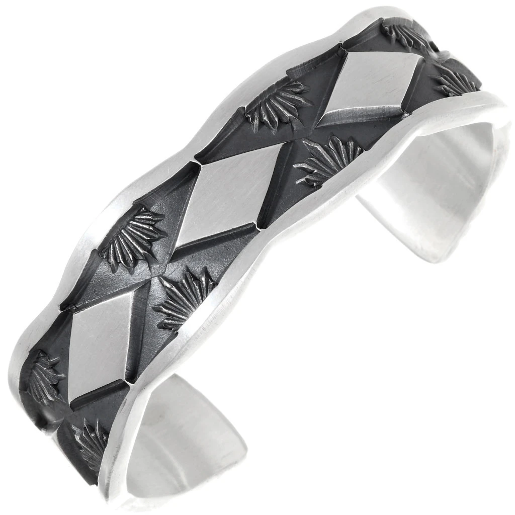 Awesome Tahe Hammered Silver Ladies Navajo Bracelet Cuff 40184