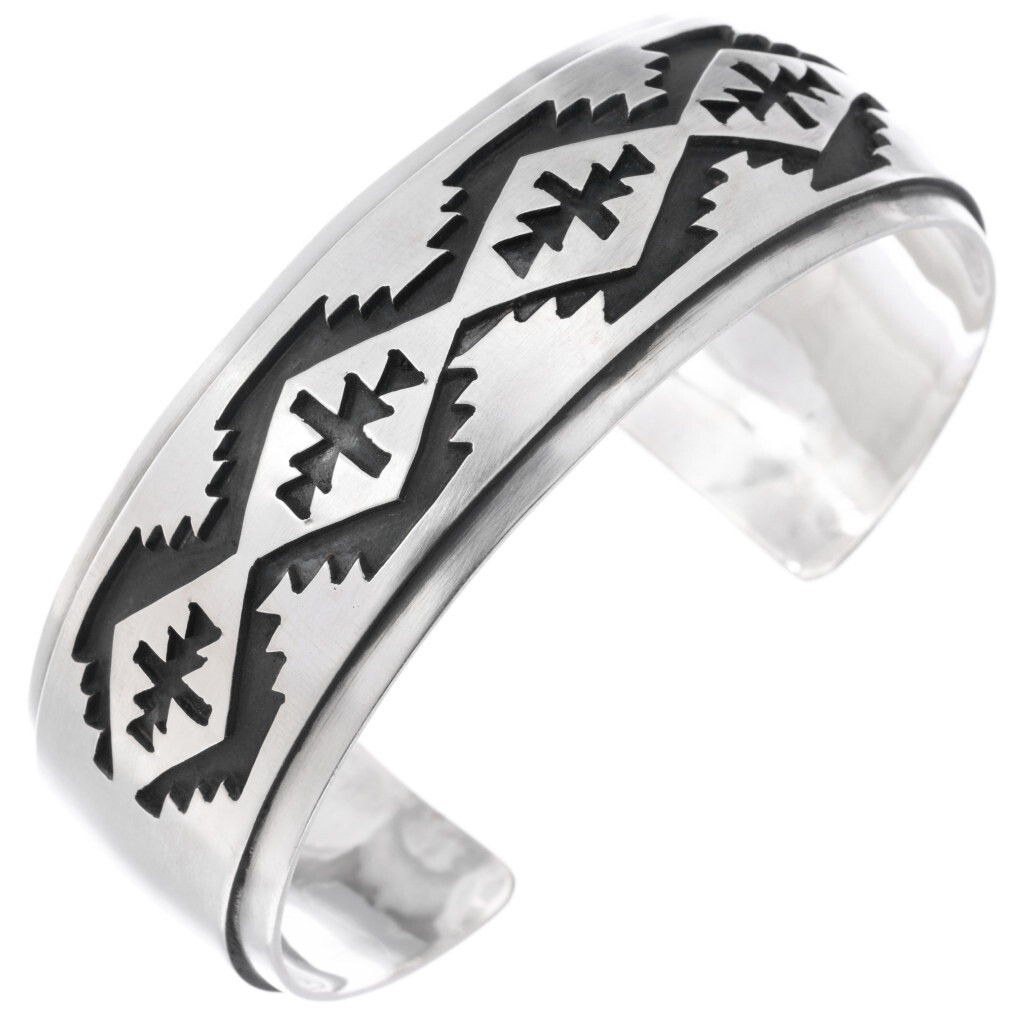 Overlay construction, strong geometric patterns, oxidized recessed silver