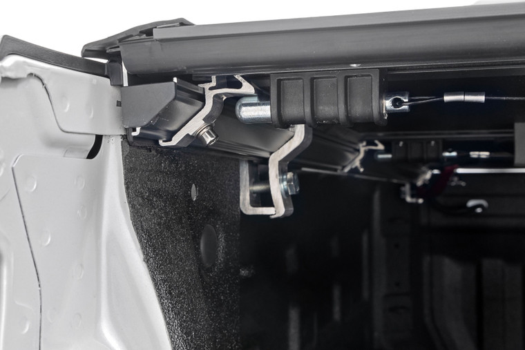 Hard Low Profile Bed Cover | 5'10" Bed | Chevy/GMC Sierra 1500 (19-25)/Silverado 1500 (19-25)