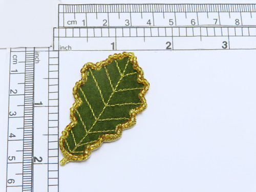 Green Beaded Oak Leaf Iron On Applique

Embroidered on Velveteen Backing with Metallic Thread with bead detailing 

Measures 1 1/4" high x 2 1/4" wide approximately