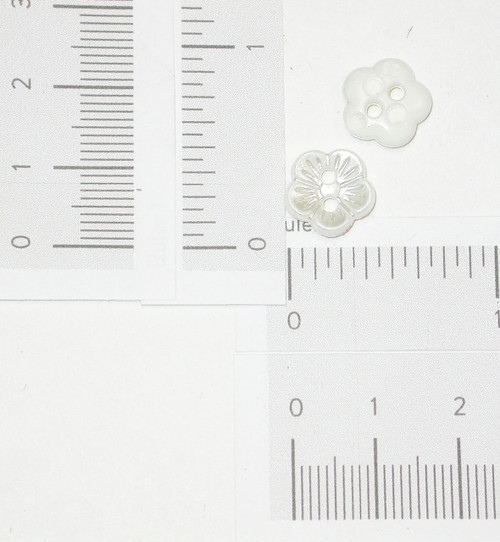 Button 9/16" 14mm Flat Flower 2 Hole Pearl White