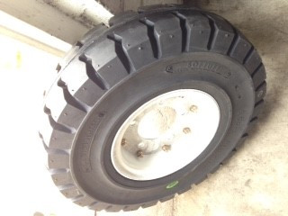 600x9 Tire and Wheel for Tug M1 M1A AUG10 Ground Support Equipment